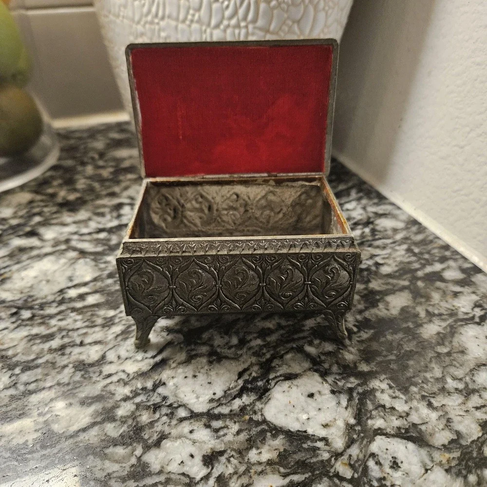 Vintage‎ Ornate Metal Jewelry Box with Figural Design Trinket Keepsake Decor